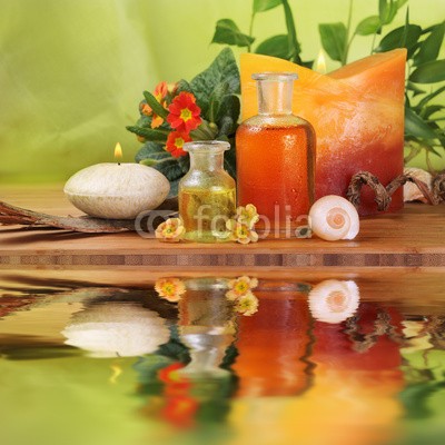 Floydine, Wirkstoffe aus der Natur (spa, wellness, kosmetik, schönheit, körperpflege, homöopathie, gesundheit, aromatherapie, ätherisches öl, massage, erholung, entspannung, copy space, blume, frühling, primel, blume, aroma, duft, wasser, kur, resort, kerze, gutschein, bambus, stillebe)