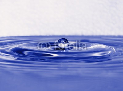 nasared, Wassertropfen (aufprall, aufsteigen, besinnung, bewegung, blase, blau, close-up, energie, erfrischend, erfrischend, fallen, farbe, flüssigkeit, frisch, gefroren, trinken, wasser, klar, luftblasen, makro, meteor, nass, physik, platsch, regen, sauber, reinheit, saube)