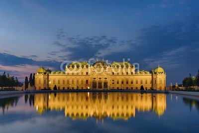 Blickfang, Schloss Belvedere Wien beleuchtet (wien, österreich, europa, sehenswürdigkeit, architektonisch, geschichtlich, stadtlandschaft, reiseziel, urlaub, historisch, gebäude, orientierungspunkt, schloss, belvedere, blau, himmel, wasser, spiegelung, beleuchtet, lampe, nach)