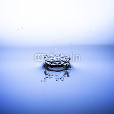 nasared, Wassertropfen, Tropfen (wasser, rieseln, wassertropfen, welle, aufprall, aufsteigen, besinnung, bewegung, blase, blau, close-up, energie, erfrischend, erfrischend, fallen, farbe, flüssigkeit, frisch, gefroren, trinken, wasser, klar, luftblasen, makro, meteor, nass, physi)