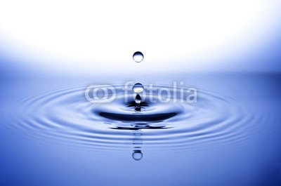 nasared, Wassertropfen, Tropfen (wasser, rieseln, wassertropfen, aufprall, aufsteigen, besinnung, bewegung, blase, blau, close-up, energie, erfrischend, erfrischend, fallen, farbe, flüssigkeit, frisch, gefroren, trinken, wasser, klar, luftblasen, makro, meteor, nass, physik, platsc)