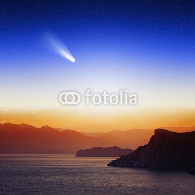 Ig0rZh, Comet in sky (astronomie, komet, absteigend, glühen, berg, zeichen, himmel, stern, astrologie, atmosphäre, blau, himmlisch, klar, kosmos, morgengrauen, abenddämmerung, abend, glühend, horizont, licht, geheimnisvoll, mystisch, natur, ozean, orange, umlaufbah)