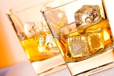 donfiore, a pair of glasses of whisky with ice (alkohol, bernstein, hintergrund, bar, getränke, vermischt, bourbon, weinbrand, braun, close-up, cocktail, kalt, verfärbt, container, würfel, trinken, front, gold, gold, hart, eis, irisch, isoliert, flüssigkeit, spirituose, luxus, makro, malz, nieman)