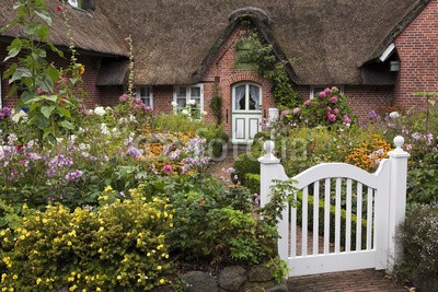 Blickfang, Friesengarten an der Nordsee (blau, deutsch, reiseziel, insel, meer, sand, urlaub, touristisch, nordsee, sylt, wasser, panorama, welle, stranden, strandkorb, himmel, attraktion, norderney, europa, haus, rahe, blum)
