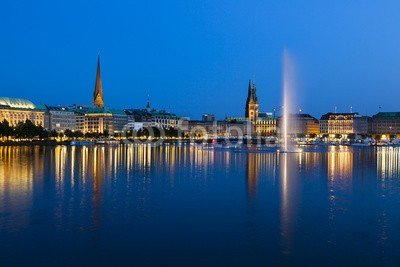 IndustryAndTravel, Hamburg Binnenalster At Night (hamburg, deutsch, nacht, abenddämmerung, abend, blau, blauer himmel, europa, urlaub, stadt, horizontale, springbrunnen, gebäude, skyline, kirche, rathaus, rathaus, besinnung, see, wasse)