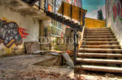 Thomas Otto, Treppe Ruine (treppe, treppenhaus, fenster, ruine, korridor, altbau, verfall, verfallen, tür, eingang, architektur, leerstehend, dunkel, mystisch, gebäude, backstein, kaputt, entsetzen, hooligan, renovierung, bejahrt, fassade, gebäude, altes schloss, klapprig, bejahr)