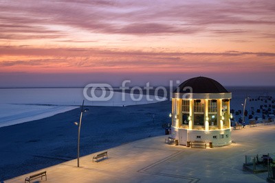 Blickfang, Borkum Promenade Abendstimmung (blau, deutsch, reiseziel, insel, meer, sand, urlaub, touristisch, nordsee, wasser, panorama, welle, stranden, strandkorb, himmel, attraktion, europa, wandeln, abend, nacht, beleuchtet, rot, abendstimmun)