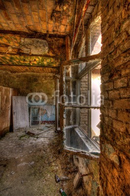 Thomas Otto, Fenster Altbau (fenster, renovierung, altbau, leerstehend, ruine, korridor, verfall, verfallen, tür, eingang, architektur, dunkel, mystisch, gebäude, backstein, kaputt, entsetzen, hand, tisch, stuhl, einrichtung, zimmer, hooligan, bejahrt, fassade, gebäud)