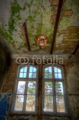 Thomas Otto, Renovierung (altbau, renovierung, leerstehend, fenster, ruine, korridor, verfall, verfallen, tür, eingang, architektur, dunkel, mystisch, gebäude, backstein, kaputt, entsetzen, hand, tisch, stuhl, einrichtung, zimmer, hooligan, bejahrt, fassade, gebäud)