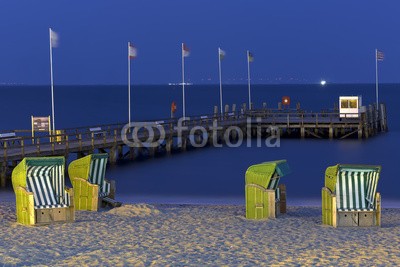 Blickfang, Strandkörbe am Strand beleuchtet (blau, deutsch, reiseziel, insel, meer, sand, urlaub, touristisch, nordsee, sylt, wasser, panorama, welle, stranden, strandkorb, himmel, attraktion, norderney, europa, lampe, beleuchtet, nacht, aben)