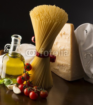 MAURO, Spaghetti and olive oil and tomato on the wooden table (spaghetti, italienische küche, essen, pasta, diät, vegetarisch, kochen, traditionell, nährung, tomaten, öl, olive-oil, basilikum, käse, parmesa)