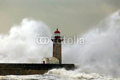 Zacarias da Mata, Stormy waves over lighthouse (leuchtturm, sturm, stürmisch, orkan, wind, meer, atlantic, welle, tsunamis, himmel, wirbelsturm, wasser, pfeiler, porto, groß, weiß, dramatisch, leuchtfeuer, ozean, duero, natur, dunkel, schwer, fließen, gischt, rivers, farbe, portugal, licht, gefah)