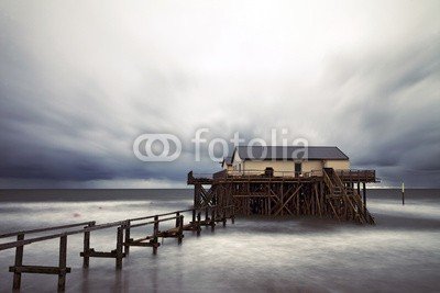 Blickfang, St Peter Ording Pfahlbauten Sturmflut (nordsee, leuchtturm, himmel, wolken, schaf, schaf, grasen, wiese, urlaub, erholung, wassergraben, panorama, deutsch, touristisch, stranden, sand, strandkorb, strandkorb, blau, sturm, überschwemmungen, überschwemmungen, natur, naturgewalt, naturgewal)