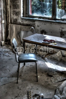 Thomas Otto, Tisch und Stuhl (tisch, stuhl, renovierung, urlaub, erholung, eingangshalle, motel, gäste, gastronomie, essen, abendessen, gaststätte, fenster, ruine, korridor, altbau, verfall, verfallen, tür, entsetzen, eingang, architektur, leerstehend, dunkel, mystisch, gebäud)
