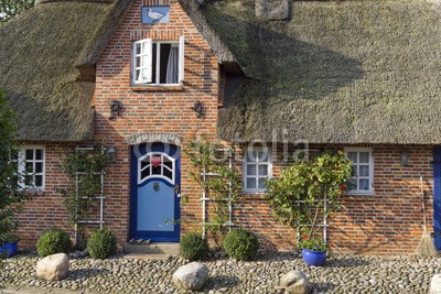 Blickfang, Friesenhaus Wyk Föhr Detail (blau, deutsch, reiseziel, insel, meer, sand, urlaub, touristisch, nordsee, wasser, stranden, strandkorb, himmel, attraktion, europa, historisch, bejahrt, lamp)
