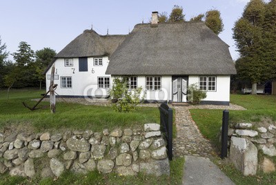 Blickfang, Friesenhaus Sylt Museum (blau, deutsch, reiseziel, insel, meer, sand, urlaub, touristisch, nordsee, wasser, stranden, strandkorb, himmel, attraktion, europa, historisch, bejahrt, lampe, museu)
