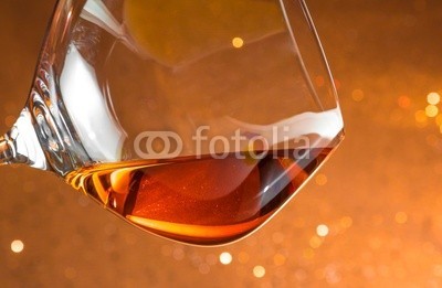 donfiore, snifter of brandy in elegant glass with space for text (alkohol, bernstein, hintergrund, bar, getränke, bokeh, bourbon, weinbrand, braun, feier, weihnachten, cognac, kalt, verfärbt, kristalle, würfel, trinken, eleganze, elegant, essen, glas, kelch, gold, gold, eis, flüssigkeit, spirituose, luxus, malz, ne)