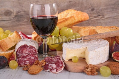 M.studio, wine,salami and cheese (wein, salami, käse, brot, sätze, board, gastronomie, alkohol, trinken, lecker, camembert, französisch, abendessen, mahlzeit, fleisch, weintraube, holz, backgrounds, rustikal, traditionel)