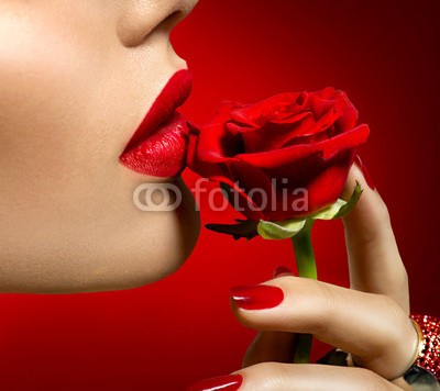 Subbotina Anna, Beautiful model woman kissing red rose flower. Sexy red lips (sexy, mädchen, rosafarben, rot, lippen, blume, schönheit, küssen, lippenstift, makeup, frau, riechend, valentin, maniküre, nagellack, politur, modellieren, liebe, konzept, nageln, glamour, luxus, kosmetik, karte, 1, gestalten, liebe, frau, au)