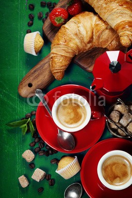 Natalia Klenova, Breakfast with coffee, croissants and berries (interieur, einkaufen, croissant, dekoration, kaffeehaus, natürlich, beere, exemplar, koffein, kaffee, braun, getränke, aroma, trinken, mahlen, tassen, copy space, frühstücken, bohne, schokolade, alt, grillparty, schwarz, traditionell, löffeln, mu)