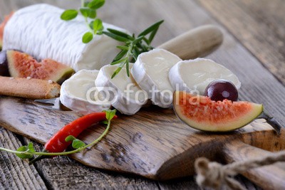 kab-vision, Cremige Ziegenkäserolle mit Feigen (ziegenkäse, käse, stück, ziege, frischkäse, camembert, feigen, feigen, sahnig, teller, käseplatte, holz, schneidebrett, sandwich, imbiss, essen, imbiss, holzbrett, abendessen, buffet, büffet, nachspeise, oliven, kalt, küche, cutter, milchprodukt)