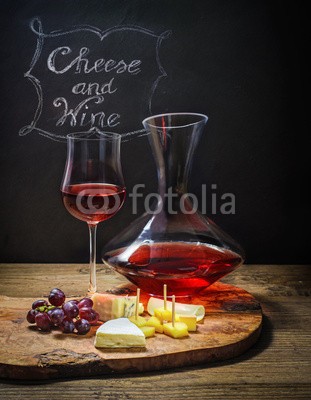 Visions-AD, Rotwein und Käse (wein, rotwein, käse, weingläser, weinprobe, verkostung, geschmack, weintraube, elegant, jahrgang, spaß, teller, schriften, trinken, rosafarben, weinkeller, bar, restaurant, karaffe, häppchen, tapas, essen, geniessen, deli, sommelier, rustikal, arom)