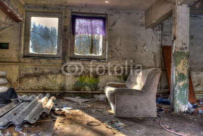 Thomas Otto, Wohnzimmer (wohnzimmer, stuhl, bejahrt, verschmutzt, leerstehend, ruine, zimmer, altbau, renovierung, haustür, fenster, eingang, tür, korridor, verfall, fassade, verfallen, architektur, dunkel, mystisch, gebäude, backstein, kaputt, entsetzen, hooligan, gebäud)