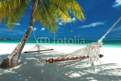 M.Rosenwirth, Hängematte am Strand auf den Malediven (stranden, hängematte, malediven, pause, entspannen, liegen, sonnenbad, sonnenbaden, meer, ozean, insel, palme, sand, regelwidrigkeit, ausblick, sandig, allein, menschenleer, sommer, urlaub, reise, reiseziel, karibik, couch, bett, tropisch, polste)