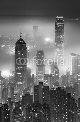 leeyiutung, Misty night view of Victoria harbor in Hong Kong city (schwarzweiß, gebäude, stadt, dunkel, nebel, nebel, moody, urbano, antenne, architektur, asien, schöner, business, china, chinese, stadtlandschaft, stadtteil, downtown, wirtschaft, finanzen, nebelig, hafen, dunst, diesig, hong, hong kong, kon)