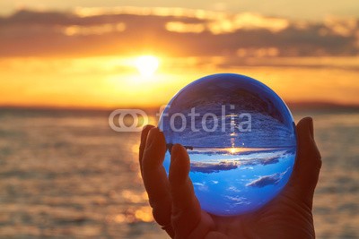 Foto-Ruhrgebiet, Glaskugel (glas, geschosse, wasser, himmel, sonne, sonnenuntergang, sonnenaufgang, lake constance, hand, finger, blau, kristallkugel, zukunft, magie, magisch, horizont, licht, wolken, natur, see, wetter, urlaub, wettervorhersage, orange, welle, gold, hell, romantisc)