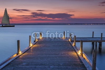 Blickfang, Abendstimmung am Meer (abendstimmung, abend, stimmung, sonnenuntergänge, sonnenuntergang, wasser, meer, brücke, kai, entspannen, entspannen, beschaulichkeit, erholen, erholung, spiegelung, sommer, sonne, kerze, lampe, licht, beleuchtet, lake constance, gardasee, see, boo)