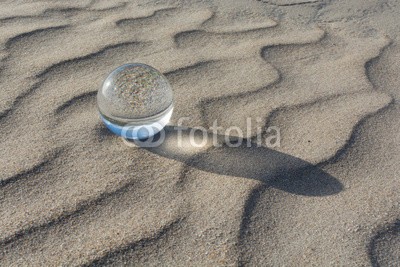 klauskreckler, Crystal ball and the sand waves (sand, strand, backgrounds, textur, sommer, natur, mustern, wellig, urlaub, flucht, reisen, kulisse, leer, küste, marin, nautisch, seaside, seeküste, maritim, kräuseln, korn, abstrakt, ball, kristalle, glas, sphäre, meer, durchsichtig, symbol, lich)