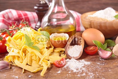 M.studio, raw tagliatelle (tagliatelle, pasta, kochen, kochen, roh, zutaten, selbstgemacht, rezept, öl, mehl, ei, essen, italienisch, kochen, mahlzeit, holz, hintergrund, sätz)