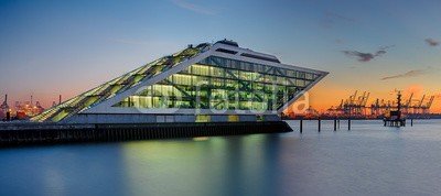 Blickfang, Hamburg Dockland Hafen Panorama (nacht, beleuchtung, sehenswürdigkeit, beleuchtet, touristisch, deutsch, wasser, hafen, boot, schiff, segelschiff, historisch, boot, hamburg, stadt, spiegelung, dock, sonnenuntergänge, stimmung, hanse, panorama, kräne, krän)