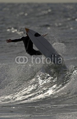 bevisphoto, surfer in der nordsee (surfen, nordsee, ostsee, deutsch, urlaub, touristen, tourismus, sturm, insel, sylt, dänemark, mores, ozean, freiheit, spaß, energie, energie, wasser, salzwasser, kräfte, neopren, sport, industrie, welle, welle, weihwasser, messestand, valva, nordi)