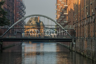 Blickfang, Speicherstadt Hamburg (hamburg, hafen, hanse, nacht, beleuchtung, brücke, gebäude, gebäude, kanal, wasser, stadtlandschaft, fenster, backstein, wand, rot, deutsch, europa, polize)