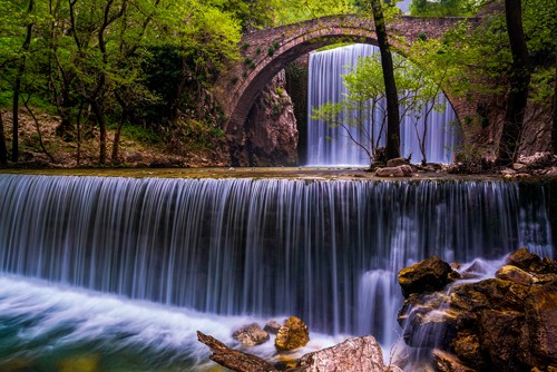Dora Artemiadi, Spring Feast (Wasserfall, Kaskaden, Alte Brücke, Wald, Bäume, Fotografie, Treppenhaus, Wohnzimmer, Wunschgröße)
