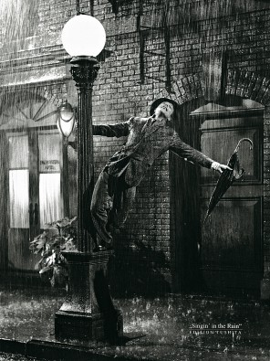 Liby, Gene Kelly singing in the Rain (Photografie, Forografie, People & Eros, Film, Musical, ein Amerikaner in Paris, Stepptanz, Laterne, Regen, Regenschirm, schwarz / weiß)