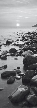 Adam Burton, Bossington Beach at sunrise (Meer, Steine, Küste, Strand, Sonnenaufgang, Schlafzimmer, Wohnzimmer, Treppenhaus, Landschaftsfotografie, Meerebrise, schwarz/weiß)