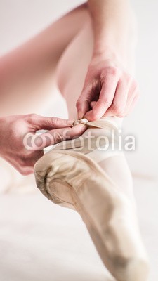 adrohacheerre, ballet dancer getting ready (aktion, aktiv, künstler, balance, ballerina, ballett, schöner, fröhlich, klassik, verfärbt, tanzen, tänzer, eleganze, aufgaben, weiblich, mädchen, moving, eins, aufführung, künstler, posieren, posing, sinnlichkeit, theatralisch, traditionell, tut)