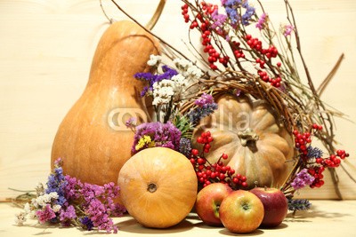 Africa Studio, Autumn composition of apples, pumpkins, flowers and dry (Wunschgröße, Fotografie, Kürbis, Äpfel, Obst, Blumen, Herbst, Erntedank, Ernährung, Gesundheit, Küche, Esszimmer, Gastronomie, bunt)