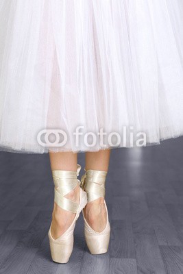 Africa Studio, Ballerina legs in pointes in dancing hall (halle, aktion, künstler, hintergrund, ballerina, ballett, schöner, verbiegen, blond, geblasen, einordnen, klassik, tanzen, tänzer, vorhang, garniert, eleganze, aufgaben, füße, weiblich, figuren, mädchen, gymnastik, gesund, sprung, springen, bein)