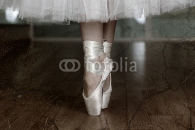 Africa Studio, Ballerina legs in pointes in dark dancing hall (dunkel, halle, aktion, künstler, hintergrund, ballerina, ballett, schöner, verbiegen, geblasen, einordnen, klassik, geknackt, tanzen, tänzer, eleganze, aufgaben, füße, weiblich, figuren, mädchen, gymnastik, gesund, springen, beine, moving, mysteriu)