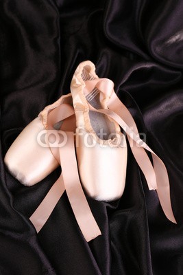 Africa Studio, Ballet pointe shoes on black fabric background (schuh, schwarz, stoff, hintergrund, kunst, ballerina, ballett, classic, klassik, uhren, kleidung, kultur, tanzen, tänzer, eleganze, elegant, weiblich, weiblich, weiblichkeit, füße, schuhwerk, mädchen, gnade, menschlich, spitze, see, lektion, ne)