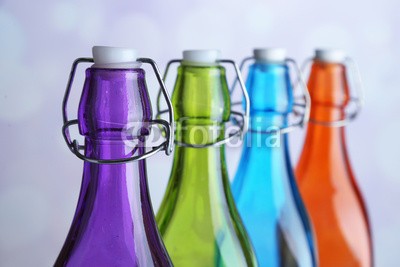 Africa Studio, Colorful bottles on light background (licht, hintergrund, alkohol, bar, getränke, flasche, brauerei, hell, schließen, close-up, kalt, verfärbt, trinken, entladen, leer, essen, formular, frostig, glas, grün, flüssigkeit, bunt, objekt, orange, stück, party, pint, gaststätte, lil)