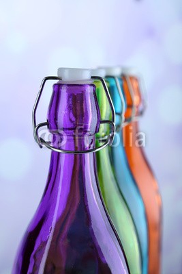 Africa Studio, Colorful bottles on light background (licht, hintergrund, alkohol, bar, getränke, flasche, brauerei, hell, schließen, close-up, kalt, verfärbt, trinken, entladen, leer, essen, formular, frostig, glas, grün, flüssigkeit, bunt, objekt, orange, stück, party, pint, gaststätte, lil)