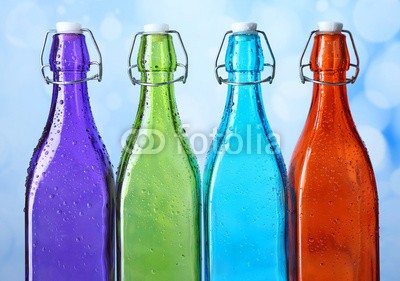 Africa Studio, Colorful bottles on light background (licht, hintergrund, alkohol, bar, getränke, flasche, brauerei, hell, schließen, close-up, kalt, verfärbt, trinken, entladen, leer, essen, formular, frostig, glas, grün, flüssigkeit, bunt, objekt, orange, stück, party, pint, gaststätte, lil)