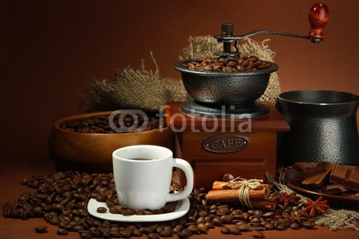 Africa Studio, cup of coffee, grinder, turk and coffee beans (tassen, türke, kaffee, bohne, braun, hintergrund, anis, aroma, aromatisch, kunst, bohne, getränke, schwarz, schüssel, frühstücken, sackleinen, koffein, schokolade, zimt, schließen, close-up, dunkel, entwerfen, trinken, expressotasse, essen, mahlwer)