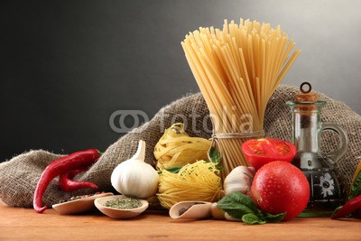 Africa Studio, Pasta spaghetti, vegetables and spices, (Wunschgröße, Fotografie, Stillleben, Tisch, Gemüse, Tomaten, Basilikum, Knoblauch, Peperoni, Nudeln, Spaghetti, Kräuter, Mahlzeit, Küche, Italien, italienisches Essen, Pasta, Öl, Küche, Restaurant, Bistro, bunt)