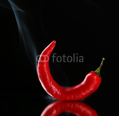 Africa Studio, Red hot chili pepper isolated on   black (Wunschgröße, Fotokunst, Peperoni, Chili, Gewürze, Schärfe, Kochen, scharf, feurig, Nahaufnahme, Mahlzeit, Küche, Restaurant, Bistro, scharz / rot)